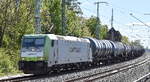 ITL - Eisenbahngesellschaft mbH, Dresden [D] mit ihrer  185 562-6  [NVR-Nummber: 91 80 6185 562-6 D-ITL] und einem Kesselwagenzug (leer) Richtung Stendell am 30.04.26 Höhe Berlin-Buch.