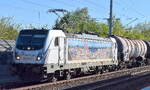 RheinCargo GmbH & Co. KG, Neuss [D] mit ihrer  187 077-3  [NVR-Nummer: 91 80 6187 077-3 D-RHC] und einem Kesselwagenzug (leer) Richtung Stendell am 02.05.26 Höhe Berlin-Blankenburg,
