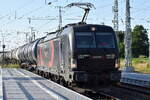 ORLEN Kolej Sp. z o.o. mit der geleasten CARGOUNIT Sp. z o.o., Wroclaw [PL] Vectron   5370 050-4 ,Name:  Orzech  [NVR-Nummer: 91 51 5370 050-4 PL-ID] und einem Kesselwagenzug am 24.06.26 Durchfahrt Bahnhof Falkenberg (Elster).