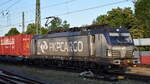 PKP CARGO S.A., Warszawa [PL] mit ihrer Vectron EU46-520  [NVR-Nummer: 91 51 5370 033-0 PL-PKPC] und einem KLV-Zug am 20.02.25 Höhe Bahnhof Stendal Hbf.