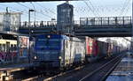 PKP CARGO S.A., Warszawa [PL] mit ihrer Vectron  EU46-501  [NVR-Nummer: 91 51 5370 013-2 PL-PKPC] und einem KLV-Zug am 17.12.25 Durchfahrt Bahnhof Berlin-Hohenschönhausen.
