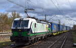 FPL - Freightliner PL Sp. z o.o., Warszawa [PL] mit der geleasten ELL Vectron  7193 880 , Name:  Sniegu  [NVR-Nummer: 91 80 7193 880-0 D-ELOC] und einem KLV-Zug Richtung Rostock-Seehafen am 26.03.26 Durchfahrt Bahnhof Berlin-Hohenschönhausen.