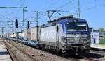 PKP CARGO S.A., Warszawa [PL] mit ihrer Vectron  EU46-501  [NVR-Nummer: 91 51 5370 013-2 PL-PKPC] und einem KLV-Zug am 21.04.26 Höhe Bahnhof Rodleben.