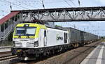 ITL - Eisenbahngesellschaft mbH, Dresden [D] mit ihrer Vectron Dual Lok  248 032-5  [NVR-Nummer: 90 80 2248 032-5 D-ITL] und einem KLV-Zug (f�r VW) am 02.06.26 H�he Bahnhof Saarmund.