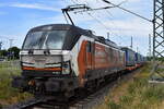 LOKORAIL, a.s., Bratislava [SK] mit der Rolling Stock Lease s.r.o Vectron  6383 220  [NVR-Nummer: 91 56 6383 220-1 SK-RAILL] und einem KLV-Zug am 16.06.26 Durchfahrt Bahnhof Lutherstadt Wittenberg Hbf.