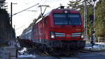 DB Cargo AG, Mainz [D] mit ihrer  193 394  [NVR-Nummer: 91 80 6193 394-4 D-DB] und einem Ganzzug innofreight Schüttgutbehälter für Kalkstein Richtung EKO Ziltendorf am 22.02.25