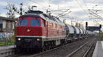 Bahnbetrieb Gera GmbH mit der von der Traktion4Rent GmbH angemieteten Ludmilla  232 529-8  (NVR:  92 80 1232 529-8 D-GERA ) und einigen gedeckten Schüttgutwagen am 04.11.25 Durchfahrt Bahnhof