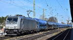 ITL - Eisenbahngesellschaft mbH, Dresden [D] mit der geleasten Akiem Lok  185 650-9  [NVR-Nummer: 91 80 6185 650-9 D-ITL] und einem Ganzzug Schüttgutwagen mit Schwenkdach   am 03.03.26 Höhe