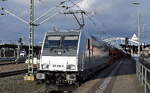 ITL - Eisenbahngesellschaft mbH, Dresden [D] mit der geleasten Akiem Lok  185 598-0  [NVR-Nummer: 91 80 6185 598-0 D-ITL] und einem PKW-Transportzug am 24.02.26 Durchfahrt Bahnhof Dessau Hbf.