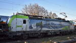 BLS Cargo AG, Bern [CH] mit ihrer Vectron  423  [NVR-Nummer: 91 85 4475 423-0 CH-BLSC] und einem Nutzfahrzeug-Transportzug (fabrikneue Toyota Transporter) Richtung Falkenberg (Elster) am 25.02.26