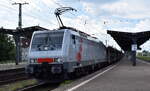 NeS - Netzwerkbahn Sachsen GmbH, Dresden [D] mit der geleasten Akiem Lok   189 843  [NVR-Nummer: 91 80 6189 843-6 D-AKIEM] und einem leeren BLG-PKW-Transportzug Richtung Falkenberg/Elster am 21.05.26 Durchfahrt Bahnhof Magdeburg-Neustadt.