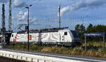 TKP SILESIA Sp. z o.o. sp. k., Skocz�w [PL] mit der geleasten Akiem Lok  189 844  [NVR-Nummer: 91 80 6189 844-4 D-AKIEM] und einem PKW-Transportzug am 18.04.26 H�he Bahnhof Falkenberg (Elster).