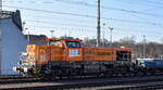 BBL Logistik GmbH, Hannover mit ihrer vossloh DE 18 Lok  BBL 46  (NVR. 92 80 4185 150-4 D-BBL ) und einigen Drehgestell-Flachwagen mit Beton-Gleisbohlen beladen.