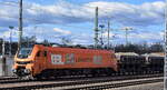 BBL Logistik GmbH, Hannover [D] mit der geleasten ELP Eurodual Lok  2159 230-2  [NVR-Nummer: 90 80 2159 230-2 D-ELP] und einem Schotterzug DB Schüttgutkippwagen am 01.04.25 Höhe Magdeburg