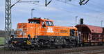 BBL Logistik GmbH, Hannover [D] mit der geleasten Nexrail AssetCo Sàrl, vossloh DE 18 LOk    BBL 37  [NVR-Nummer: 92 80 4185 123-1 D-NXRL] und einem Schotterzug Höhe Bahnhübergang