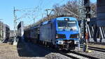 Locon Logistik und Consulting AG, Berlin mit der geleasten northrail Smatron  192 011  [NVR-Nummer: 91 80 6192 011-5 D-NRAIL] und einem Ganzzug Schiebewandwagen am 18.03.25 Höhe Bahnhof