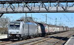 ITL - Eisenbahngesellschaft mbH, Dresden [D] mit der jetzt silbergrau geleasten Akiem Lok  185 649-1  [NVR-Nummer: 91 80 6185 649-1 D-ITL] und einem Ganzzug Schiebewandwagen am 03.04.25 Höhe