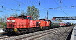 Wedler Franz Logistik GmbH & Co. KG, Potsdam mit der Doppeltraktion  Lok 22  [NVR-Nummer: 92 80 1203 114-4 D-WFL] +  Lok 25  [NVR-Nummer: 92 80 1203 112-8 D-WFL] und der firmeneigenen Sonderzug-Wagengarnitur auf dem Weg zur Abstellung RLC Wustermark am 22.04.26 Höhe Bahnhof Saarmund.
