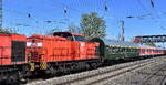 Wedler Franz Logistik GmbH & Co. KG, Potsdam mit der Doppeltraktion  Lok 22  [NVR-Nummer: 92 80 1203 114-4 D-WFL] +  Lok 25  [NVR-Nummer: 92 80 1203 112-8 D-WFL] und der firmeneigenen Sonderzug-Wagengarnitur auf dem Weg zur Abstellung RLC Wustermark am 22.04.26 Höhe Bahnhof Saarmund.