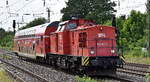 WFL - Wedler Franz Logistik GmbH & Co. KG, Potsdam mit ihrer V 100  202 822-3 / Lok 15  [NVR-Nummer: 98 80 3202 822-3 D-WFL] und einem firmeneigenen Regio-Doppelstockwagen am 08.06.26 H�he Bahnhof Saarmund.