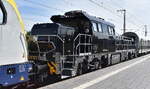 Die Kennung 90 80 1120 002-4 (oder 1120 002-4) ist eine Europ�ische Fahrzeugnummer (NVR) f�r eine Vossloh Modula BDD Zweimodus-Lokomotive, die in Deutschland eingesetzt wird Diese spezielle vierachsige G�terzuglokomotive wurde in China gebaut, nach Deutschland zum G�terbahnbetreiber VRS verschifft und wird h�ufig f�r Rangier- und Hauptstreckeneins�tze eingesetzt. Hier die Lok am Haken von der RailAdventure GmbH mit der geleasten BRECE Dispo Vectron  X4 E - 795  bei einer �berf�hrungsfahrt am 16.06.26 Durchfahrt Bahnhof Lutherstadt Wittenberg Hbf.