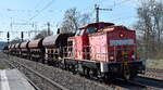 DB Cargo AG, Mainz mit ihrer  298 310-4  (NVR:  98 80 3298 310-4 D-DB ) und einigen Güterwagen zur Übergabe am 10.04.25 Höhe Bahnhof Saarmund.