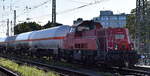 DB Cargo AG, Mainz [D] mit ihrer Voith Gravita 10 BB  261 023-6  (NVR:  92 80 1261 023-6 D-DB ) und einem gemischten Güterübergabezug am 11.08.25 Höhe Bahnhof Magdeburg-Neustadt.
