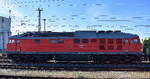 DB Cargo AG, Mainz [D] mit ihrer  232 908-4  [NVR-Nummer: 92 80 1232 908-4 D-DB] stellt einen langen gemischten Güterzug ab am 15.04.26 Höhe Bahnhof Senftenberg.
