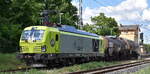 Regiobahn Bitterfeld Berlin GmbH, Bitterfeld-Wolfen [D] mit der geleasten ATLU Vectron Dual Lok  248 038  [NVR-Nummer: 90 80 2248 038-2 D-RBB] und zwei Kesselwagen am 01.06.26 H�he Bahnhof Br�ck (Mark).