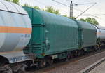 Belgischer Drehgestell-Flachwagen mit Schiebeplane für Coil-Transporte vom Einsteller B-LOGISTICS mit der Nr. 31 RIV 88 B-BLX 4670 626-1 Shimmns am 30.05.17 BF. Berlin-Hohenschönhausen. 