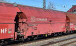 Gedeckte Schüttgutwagen mit schlagartiger Schwerkraftentladung, mechanischem Klappenverschlusssystem und vier Radsätzen der DB Cargo AG mit der Nr.