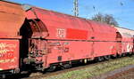 Gedeckter Schüttgutwagen mit schlagartiger Schwerkraftentladung, hydraulischem Klappenverschlusssystem und vier Radsätzen der DB Cargo mit der Nr.