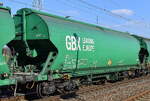 Drehgestell-Schüttgutwagen mit Schwenkdach und dosierbarer Schwerkraftentladung für Getreidetransporte vom Einsteller REENBRIER LEASING EUROPE BV mit der Nr. 37 TEN 80 D-GBXEU 0764 110-5 Tagnpps (GE) vermietet an die Fa. Freightliner PL Sp. z oo (siehe Logo) in einem Ganzzug am 19.03.26 Höhe Bahnhof Rodleben.