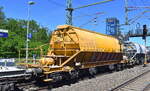 Gedeckte Sch�ttgutwagen mit 4 Rads�tzen. Der G�terwagen der Bauart Taoos ist f�r den Transport von n�sseempfindlichen Sch�ttg�tern, insbesondere von Kaolin, Anhydrith, Dolomit und Aluminiumhydroxit sowie D�ngemitteln, Salzen und anderen Erzeugnissen des Kali-Bergbaus vorgesehen. Ein gelber Wagen vom Einsteller WASCOSA AG mit der Nr. 37 RIV 80 D-WASCO 0693 222-2 Taoos in einem Ganzzug 27.05.29 H�he Bahnhof Ro�lau/Elbe.