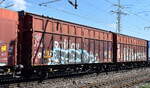 Großräumiger Schiebewandwagen mit zwei Radsätzen, zweiteiligen Aluminium-Schiebewänden und mit einer verriegelbaren Trennwand der DB Cargo mit der Nr. 42 80 D-DB 2262 072-1 Hbins-tt 292 in einem gemischten Güterzug am 21.04.26 Höhe Bahnhof Rodleben.