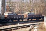 Zwei Niederbordwagen mit Rungen und jeweils zwei Rads�tzen, wahrscheinlich auch als Pufferwagen f�r �berf�hrungsfahrten des Bombardierwerkes in Hennigsdorf im Einsatz, 29.01.11 Hennigsdorf Bhf.