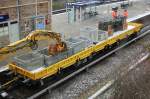 Drehgestellflachwagen vom Typ Res mit diversen Bauutensilien beladen, eingestellt mit der Nr.
