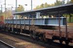 Drehgestell-Flachwagen mit Rungen Typ? wahrscheinlich in Deutschland eingestellt beladen mit langen schweren Stahlbalken am 16.10.13 Bhf.