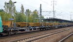 Drei blaue zusammengekuppelte Drehgestell-Flachwagen der Wagengattung Rs der Fa.