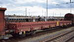 Vierachsiger Flachwagen der Gattung Res-x 679.1 der DB Cargo (der markante gelbe Strich in der Mitte des Wagens ist ein Zeichen das er für den Bauzugdienstdient zum Einsatz kommt) zum Transport