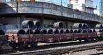 Drehgestell-Flachwagen mit vier Radsätzen, mit Seiten- und Stirnwandklappen und mit Rungen der DB Cargo beladen mit Stahldrahtrollen.