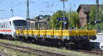 DB InfraGO AG, Frankfurt (Main) mit einem Drehgestell-Flachwagen mit vier Radsätzen  mit Seiten- und Stirnwandklappen, Rungen und Holzfussboden mit der Nr.