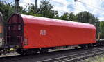 Drehgestellflachwagen mit vier Radsätzen, mit verschiebbarem Planenverdeck und mit Rungen der DB Cargo mit der Nr.