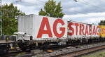 STRABAG BMTI Rail Service GmbH mit einem von diversen Drehgestell-Flachwagen mit Werkzeug- und Aufenthaltscontainern als Begleitwagen der P&T RM 900 VB – Bettungsreinigungsmaschine