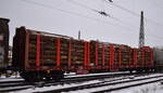 DB Cargo AG, Mainz [D] mit einem Drehgestell-Flachwagen mit vier Radsätzen, Stirnwänden und Rungen, jedoch ohne Seitenwände.