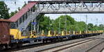 Vossloh Rail Services Deutschland GmbH mit einer Reihe Drehgestell-Flachwagen zum Schienentransport (Einzelwagen kurzgekuppelt mit Bindeeinrichtung) wohl an DB Cargo vermietet, vorne im Bild der Wagen mit der Nr. 37 RIV 80 D-LOG 3992 113-5 Rs am Ende eines gemischten G�terzuges am 02.06.26 H�he Bahnhof Saarmund. 