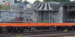 Drehgestell-Flachwagen vom Einsteller On Rail GmbH mit der Nr. 37 RIV 80 D-ORME 3999 095-7 Res in einem Transportzug am 28.07.26 H�he Bahnhof Hamburg-Harburg.