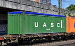 Tragwagen mit zwei Radsätzen, der für den Transport von Containern und Wechselbehältern im kombinierten Ladungsverkehr der DB Cargo mit der Nr.