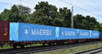 Der vordere Containertragwagen mit zwei Radsätzen der DB Cargo mit der Nr.