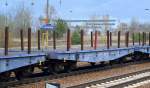 Drehgestell-Flachwagen mit Rungen f�r Stahltransporte (Schienen u.a.) vom Wageneinsteller ERR GmbH, im Bild der Wagen 37 RIV 80 D-ERR 4728 250-4 Smnps Bf.Duisburg-Hafen gezogen von der DGT Lok 232